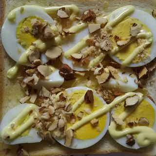ゆで卵とアーモンドのトースト(^^)